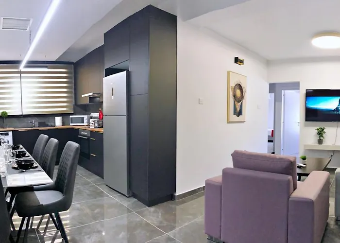 Luxury At Mackenzie With Private Parking And Balcony ラルナカ